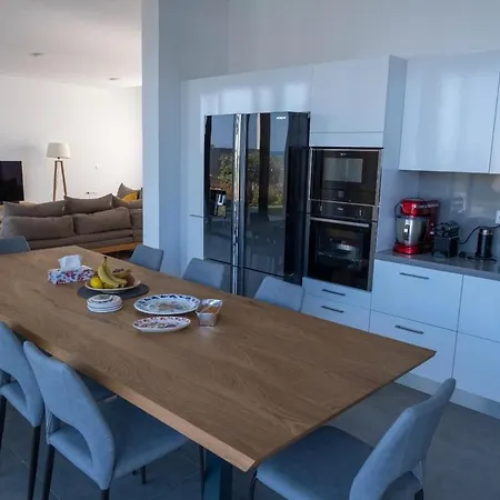 Villa Ramann, Rhodes Fánai