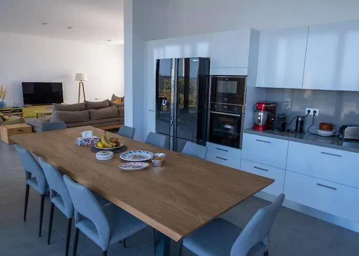 Villa Ramann, Rhodes Fánai